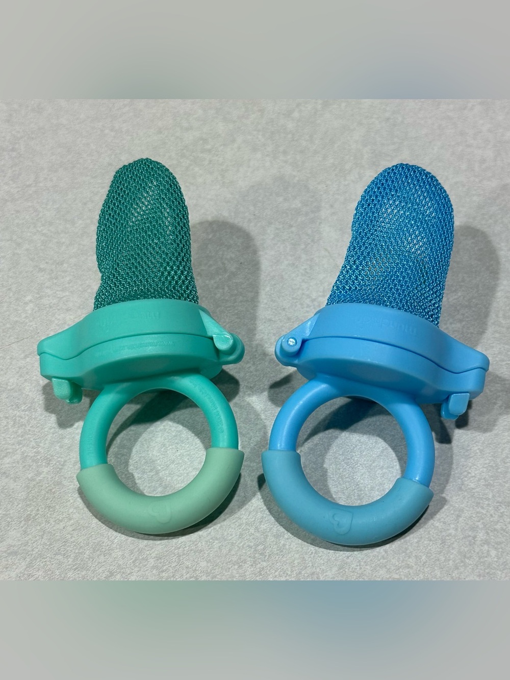 Munchkin Fresh Food Feeder Pair Green and green Mesh.